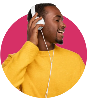 Cliente ouvindo música com fones de ouvido